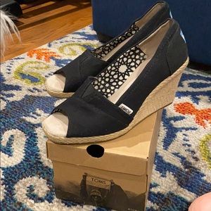 Tom’s black open toe wedges great condition